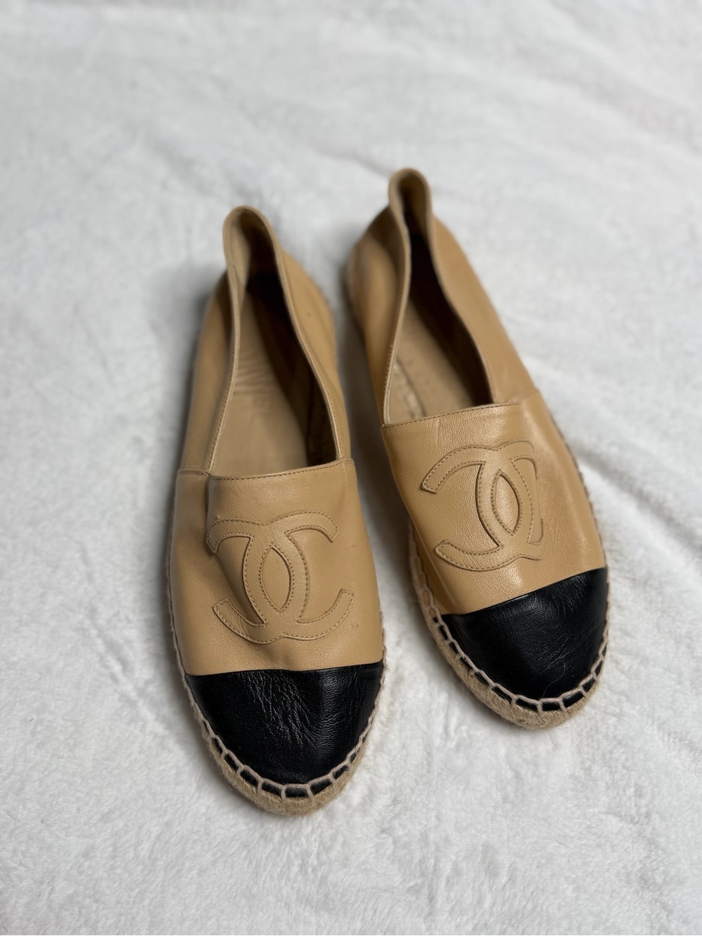 CHANEL Beige/Black Lambskin CC logo Espadrilles Flats | size 37 - Picture 2 of 8